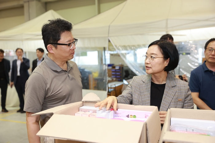 K뷰티 전초기지 찾은 한성숙 장관 “수출기업에 각국 규제정보 신속히 제공”