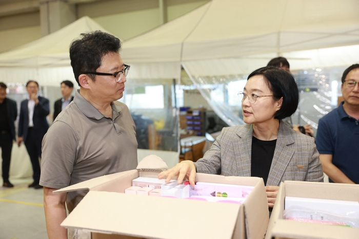Minister Han Sung-sook, who found a K-beauty forward ba<x>se,  “We will prompt...